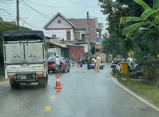 Nam thanh niên tử vong sau khi va chạm với hộp gạch ốp lát và xe tải đỗ bên đường. Ảnh: Xuân Hoàn