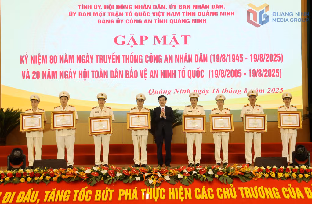 Thừa ủy quyền của Thủ tướng Chính phủ, đồng chí Vũ Quyết Tiến, Phó Bí thư Tỉnh ủy trao Bằng khen của Thủ tướng cho các tập thể, cá nhân.