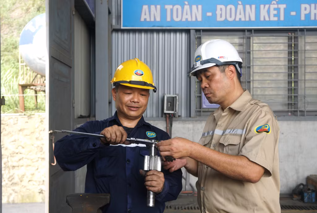Người đảng viên ấy luôn tâm niệm, công tác sửa chữa đóng vai trò quan trọng nên luôn nỗ lực để hợp lý hóa các công đoạn...
