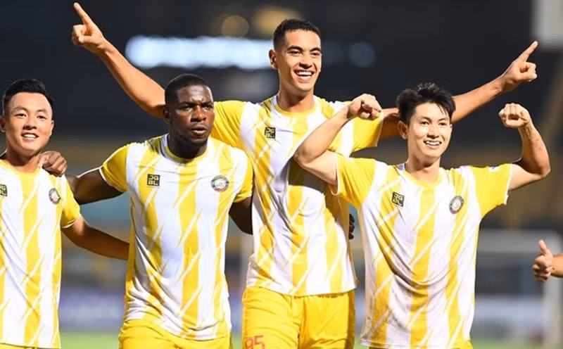 Gustavo (thứ 2 trừ phải sang) chờ đợi được thi đấu tại V.League với tư cách cầu thủ Việt Nam gốc nước ngoài. Ảnh: THFC