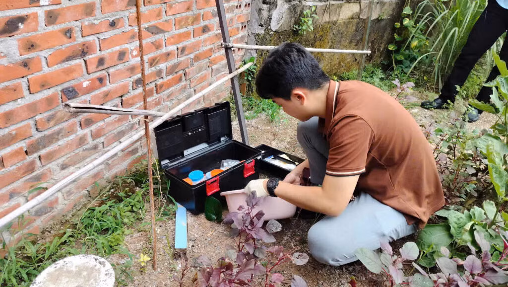 Cán bộ khoa Ký sinh trùng - Côn trùng (CDC Quảng Ninh) giám sát ổ loăng quăng, bọ gậy. Ảnh: CDC Quảng Ninh