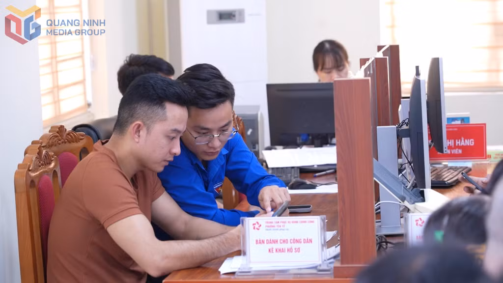 Đoàn viên, thanh niên phường Yên Tử hướng dẫn người dân nộp TTHC qua môi trường mạng.
