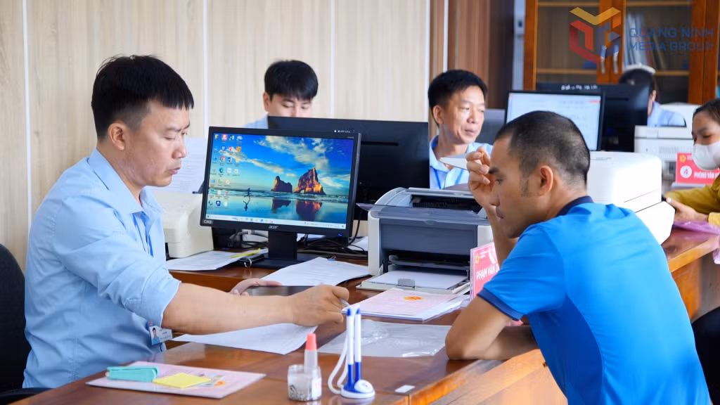 Cán bộ Trung tâm Phục vụ hành chính công tỉnh giải quyết TTHC cho người dân trên Cổng dịch vụ công của tỉnh. Ảnh: Minh Hà
