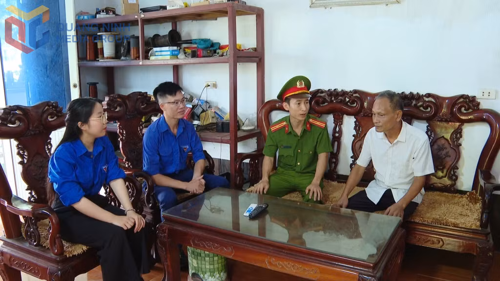 Công an và Đoàn Thanh niên xã Quảng Hà tổ chức tuyên truyền Luật Trật tự, ATGT cho người dân trên địa bàn.