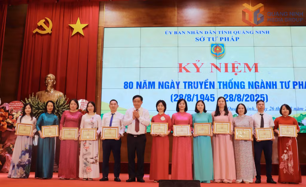 Lãnh đạo Sở Tư pháp tặng giấy khen cho các tập thể có thành tích xuất sắc.
