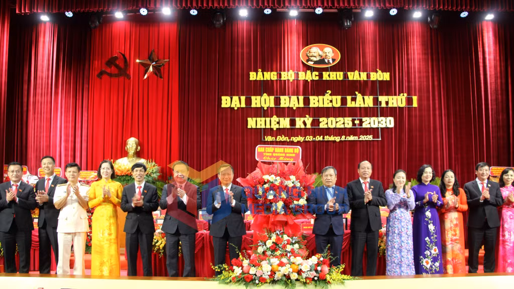 Đồng chí Vũ Đại Thắng, Ủy viên Trung ương Đảng, Bí thư Tỉnh ủy, Trưởng Đoàn ĐBQH tỉnh, tặng hoa chúc mừng Đại hội (8-2025). Ảnh; Mạnh Trường