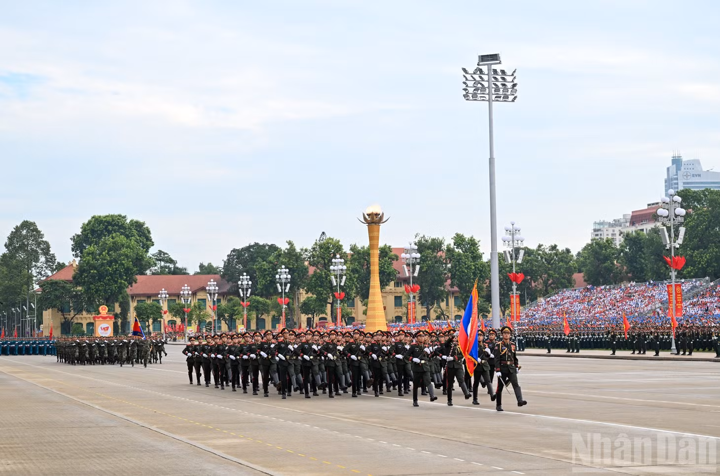 Đoàn Quân đội nhân dân Lào diễu binh, diễu hành trên Quảng trường Ba Đình.