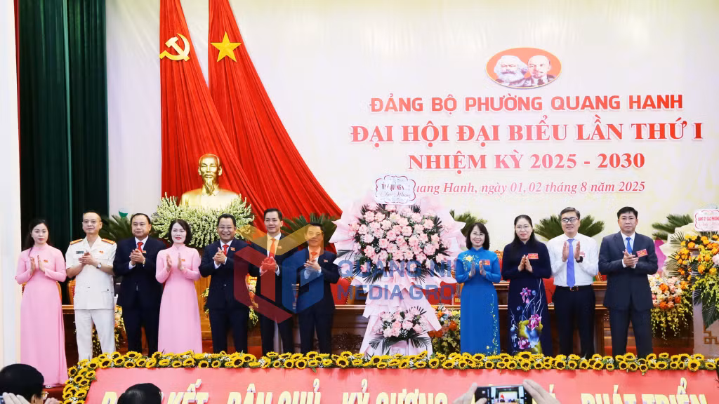 Đồng chí Trịnh Thị Minh Thanh, Phó Bí thư Thường trực Tỉnh ủy, Chủ tịch HĐND tỉnh, tặng hoa chúc mừng Đại hội (8-2025). Ảnh: Nguyễn Thanh
