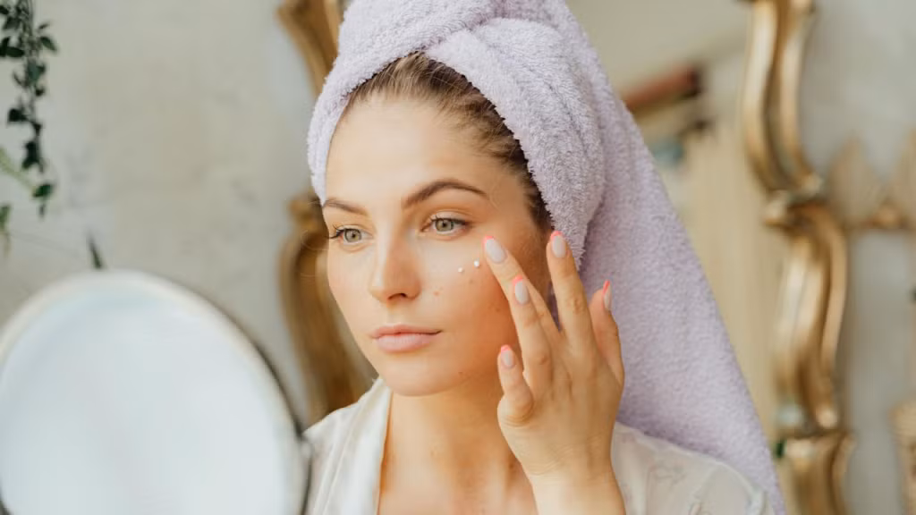 Kem chống nắng là bước quan trọng khi skincare giúp bảo vệ da toàn diện.