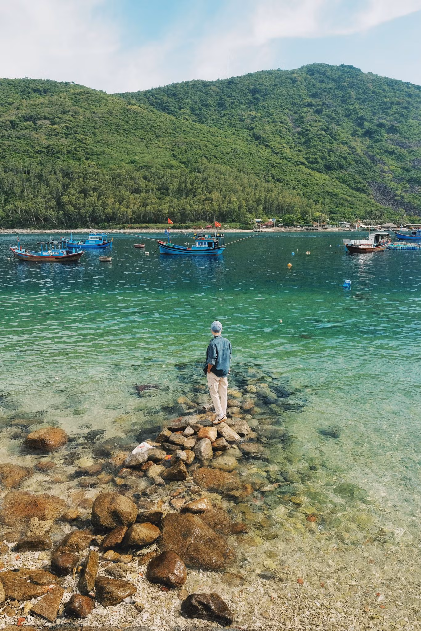 Làn nước xanh trong tận đáy với màu ngọc bích cuốn hút ở Bích Đầm, Hòn Tre, Khánh Hòa. Ảnh: Phạm Quang Tuyên