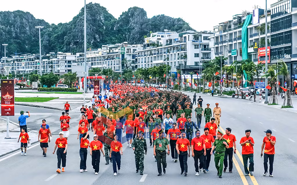 2025-08_Lãnh đạo tỉnh Quảng Ninh xuống đường cùng người dân tham gia sự kiện. Ảnh: Đỗ Phương