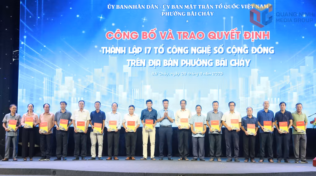 trao quyết định thành lập 17 “Tổ công nghệ số cộng đồng”