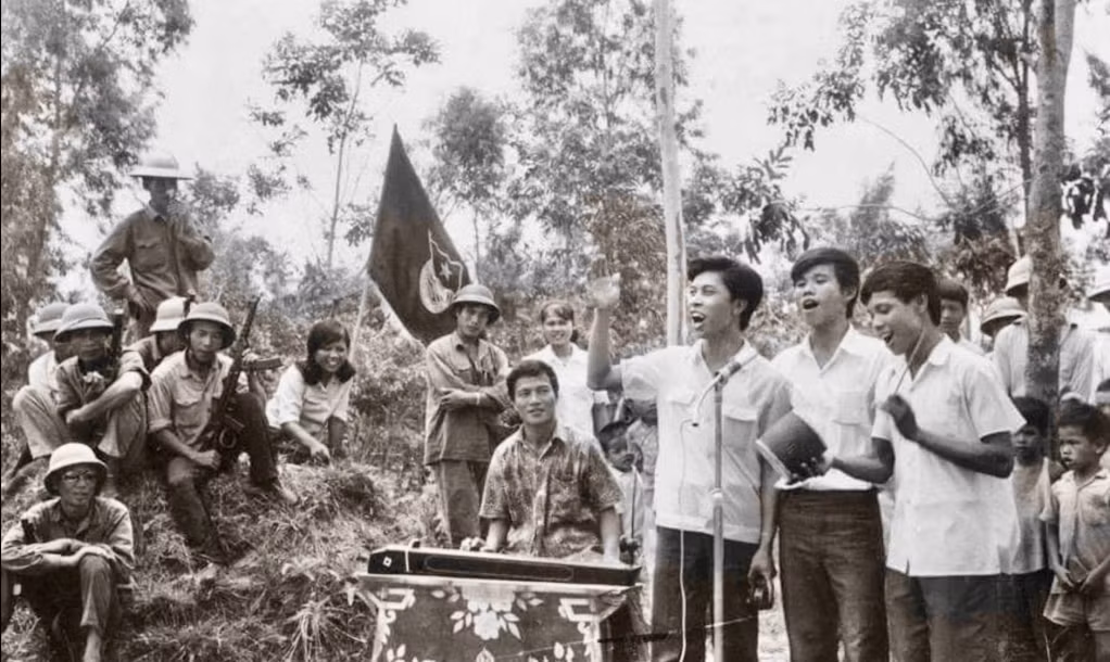 Nghệ sĩ Vùng mỏ Nguyễn Văn Anh (thứ ba, phải sang) cùng Đội văn nghệ xung kích của Tỉnh Đoàn biểu diễn tại Pò Hèn năm 1979. Ảnh: NSNA Trương Thái