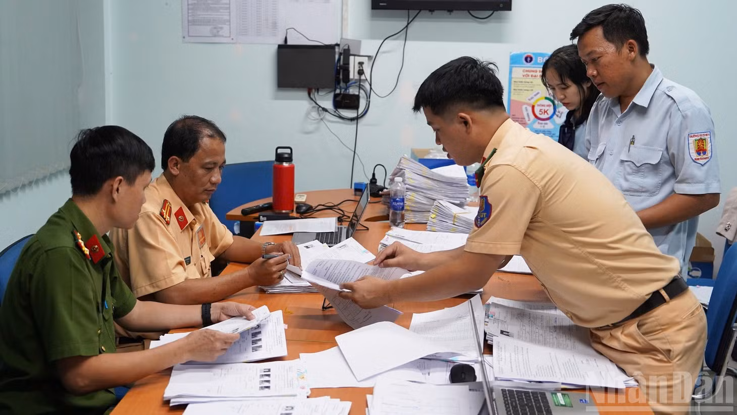 Thượng tá Lê Chí Cường, Phó Giám đốc phụ trách Trung tâm Sát hạch lái xe Miền Đông cho biết, việc tổ chức thi xuyên đêm là giải pháp cấp bách nhằm giải quyết lượng hồ sơ tồn đọng nhiều tháng qua.