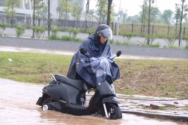 Cách bảo vệ sức khỏe khi phải dầm mưa nhiều giờ ngoài trời. Ảnh: Cao Thơm