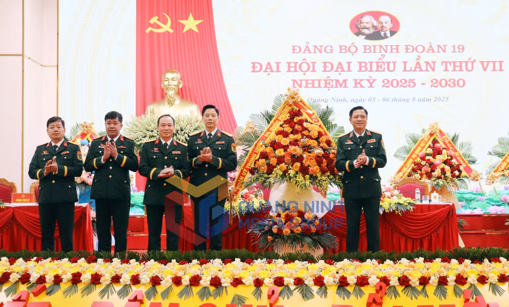 Thượng tướng Nguyễn Trường Thắng, Ủy viên Trung ương Đảng, Ủy viên Quân ủy Trung ương, Thứ trưởng Bộ Quốc phòng, tặng hoa chúc mừng đại hội (8-2025). Ảnh: Trúc Linh