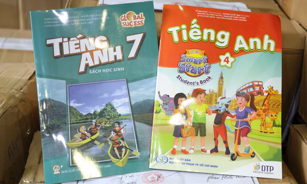 Một số loại sách giả do các đối tượng sản xuất. Ảnh: Ngọc Anh