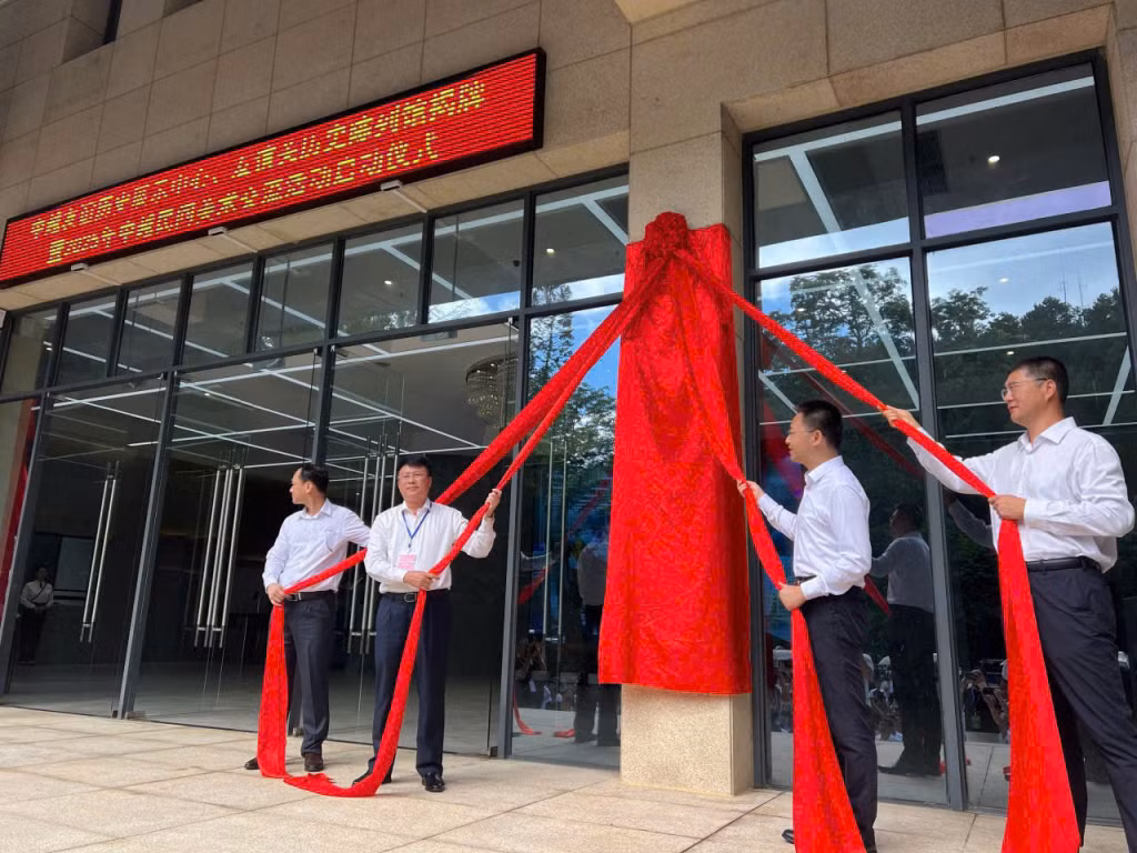 Đồng chí Nguyễn Ngọc Sơn, Phó Giám đốc Sở Văn hóa, Thể thao và Du lịch Quảng Ninh, dự Lễ gắn biển nhà trưng bày lịch sử Hữu Nghị Quan và khởi động giao lưu mỹ thuật dân gian Việt - Trung. Ảnh do đoàn công tác cung cấp