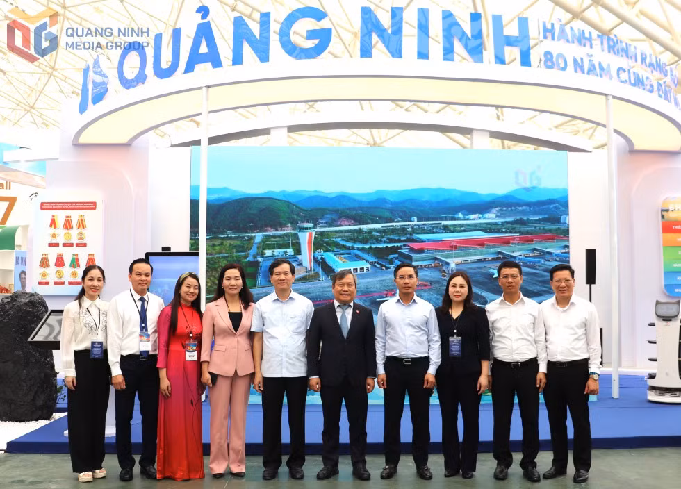 Các lãnh đạo tỉnh chụp hình lưu niệm tại không gian trưng bày của tỉnh Quảng Ninh.