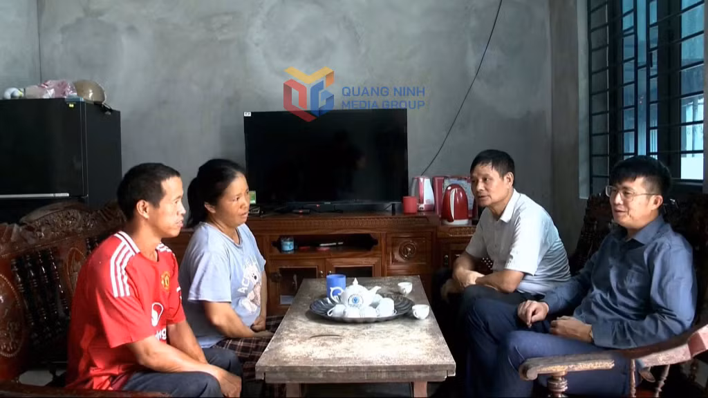 Gia đình anh Lê Việt Hưng và chị Hoàng Thị Vương (xã Tiên Yên) xây được nhà mới vững chắc từ nguồn hỗ trợ 80 triệu đồng của chương trình “Chung tay xoá nhà tạm, nhà dột nát”.