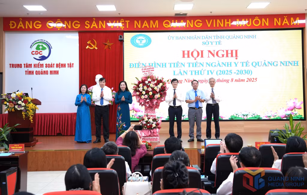 Thay mặt lãnh đạo tỉnh, đồng chí Nguyễn Thị Hạnh, Phó Chủ tịch UBND tỉnh tặng hoa chúc mừng hội nghị.