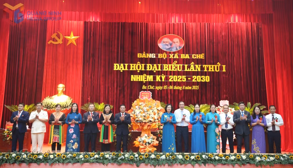 Đồng Chí Bùi Thúy Phượng, Ủy viên Ban Thường vụ Tỉnh ủy, Trưởng Ban tổ chức Tỉnh ủy tặng hoa chúc mừng Đại hội Đại biểu xã Ba Chẽ lần thứ I, nhiệm kỳ 2025-2030.