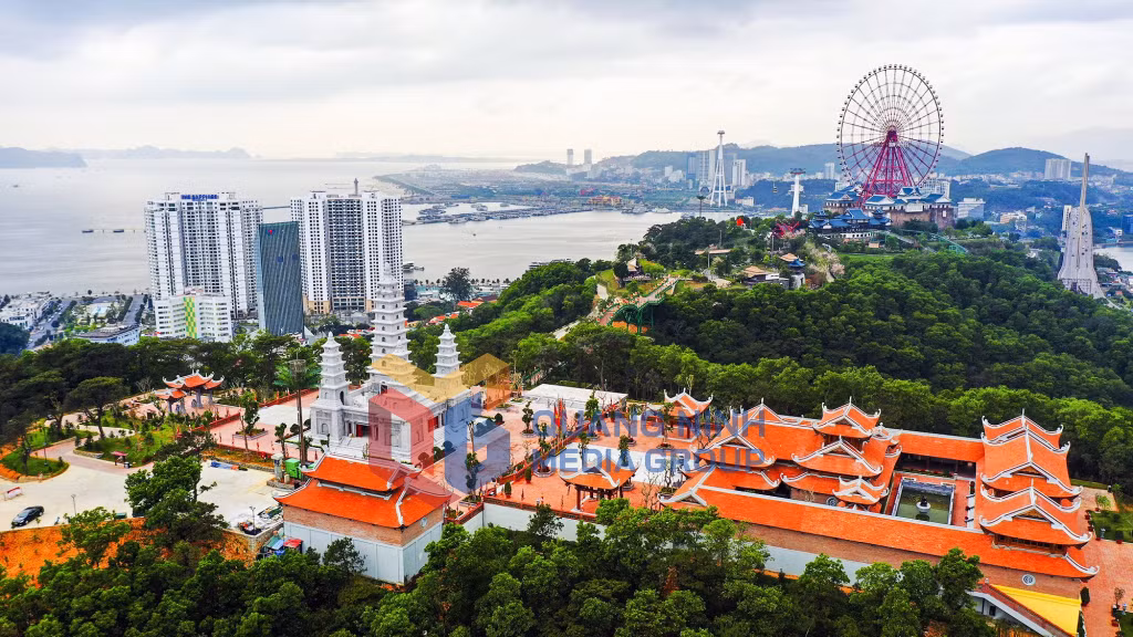 Bảo Hải linh Thông tự tọa lạc trên đồi Ba Đèo (5-2021). Ảnh: Hùng Sơn