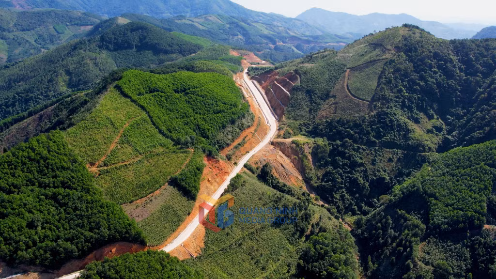Đường giao thông nối từ trung tâm xã Đại Dực đến trung tâm xã Đại Thành (cũ) tạo thuận lợi cho người dân giao lưu, phát triển kinh tế.