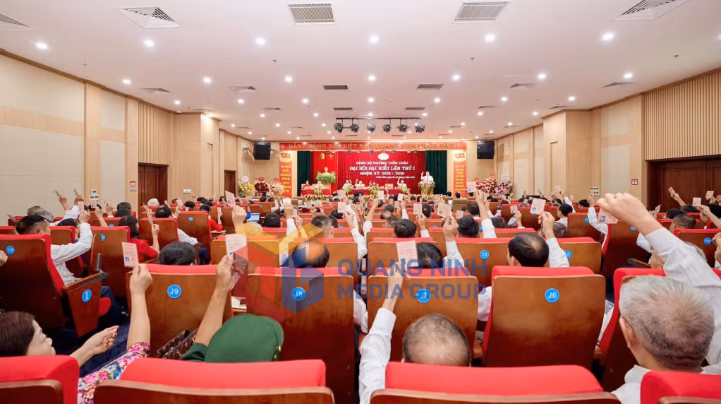 100% đại biểu có mặt thông qua Nghị quyết Đại hội đại biểu Đảng bộ phường lần thứ I, nhiệm kỳ 2025 - 2030 (7-2025). Ảnh: Đỗ Hùng
