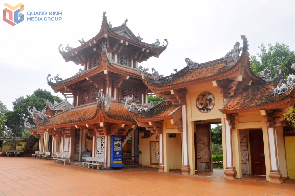Tam quan, gác chuông chùa Xuân Lan.