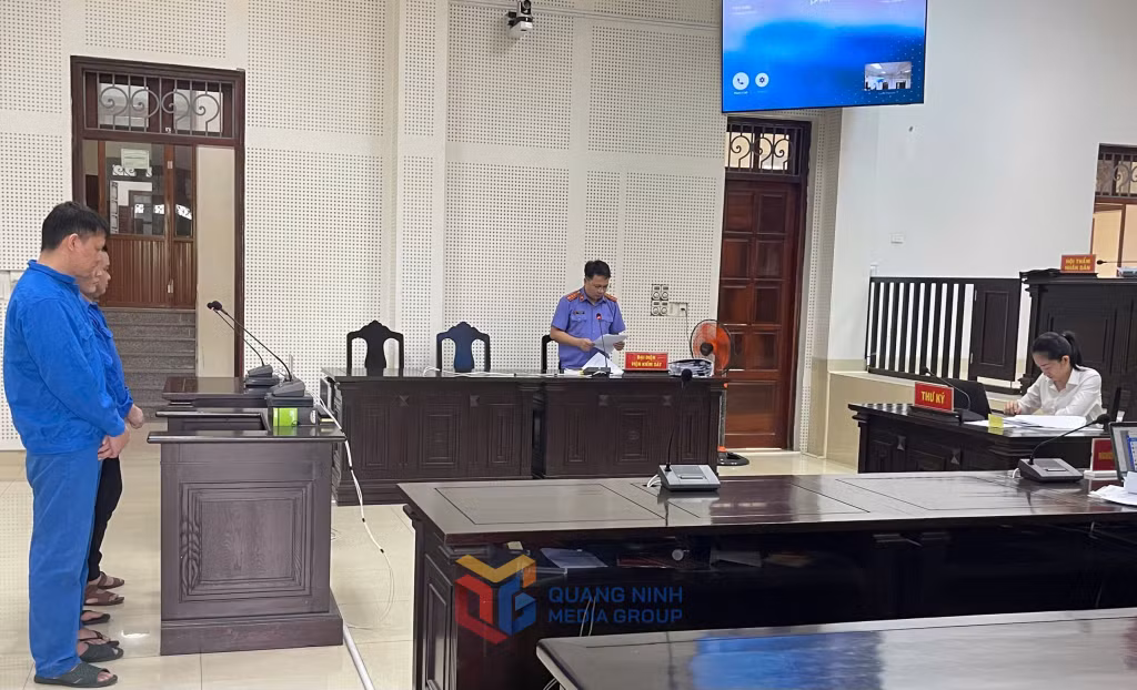 Kiểm sát viên Viện KSND tỉnh công bố cáo trạng truy tố các bị cáo tại phiên tòa.