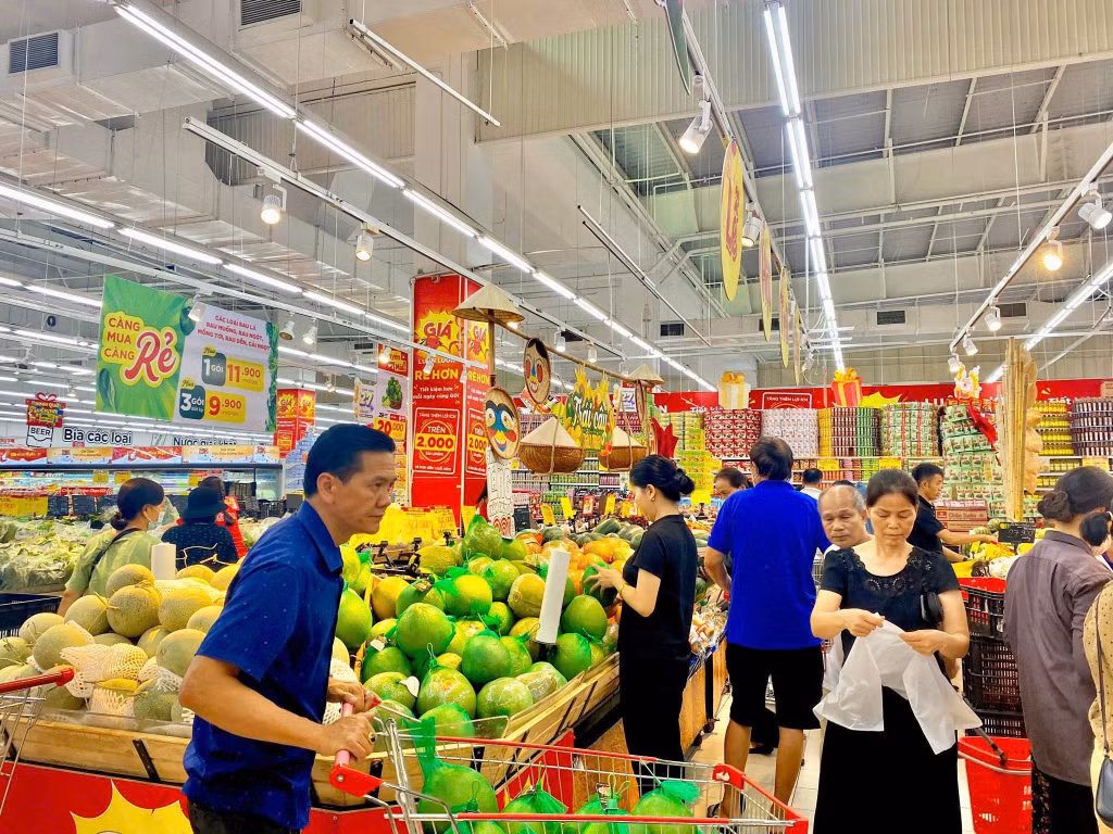 Người dân mua hàng tại siêu thị Go Hạ Long.