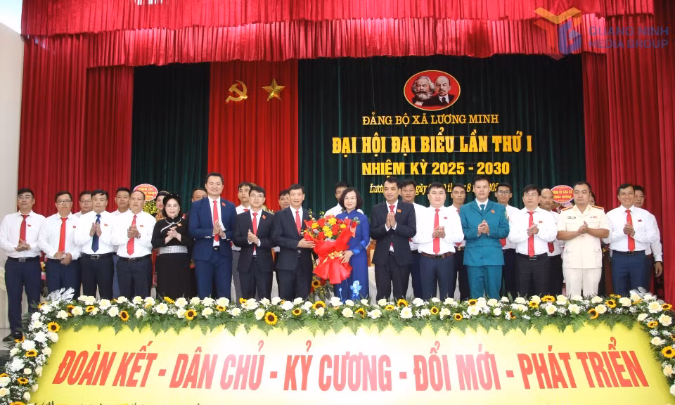 Đồng chí Bùi Thúy Phượng, Ủy viên Ban Thường vụ Tỉnh ủy, Trưởng Ban Tổ chức Tỉnh ủy, tặng hoa chúc mừng Ban Chấp hành Đảng bộ xã Lương Minh, nhiệm kỳ 2025-2030.