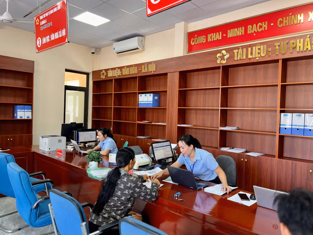 Cán bộ xã Quảng La giải quyết thủ tục hành chính cho người dân.
