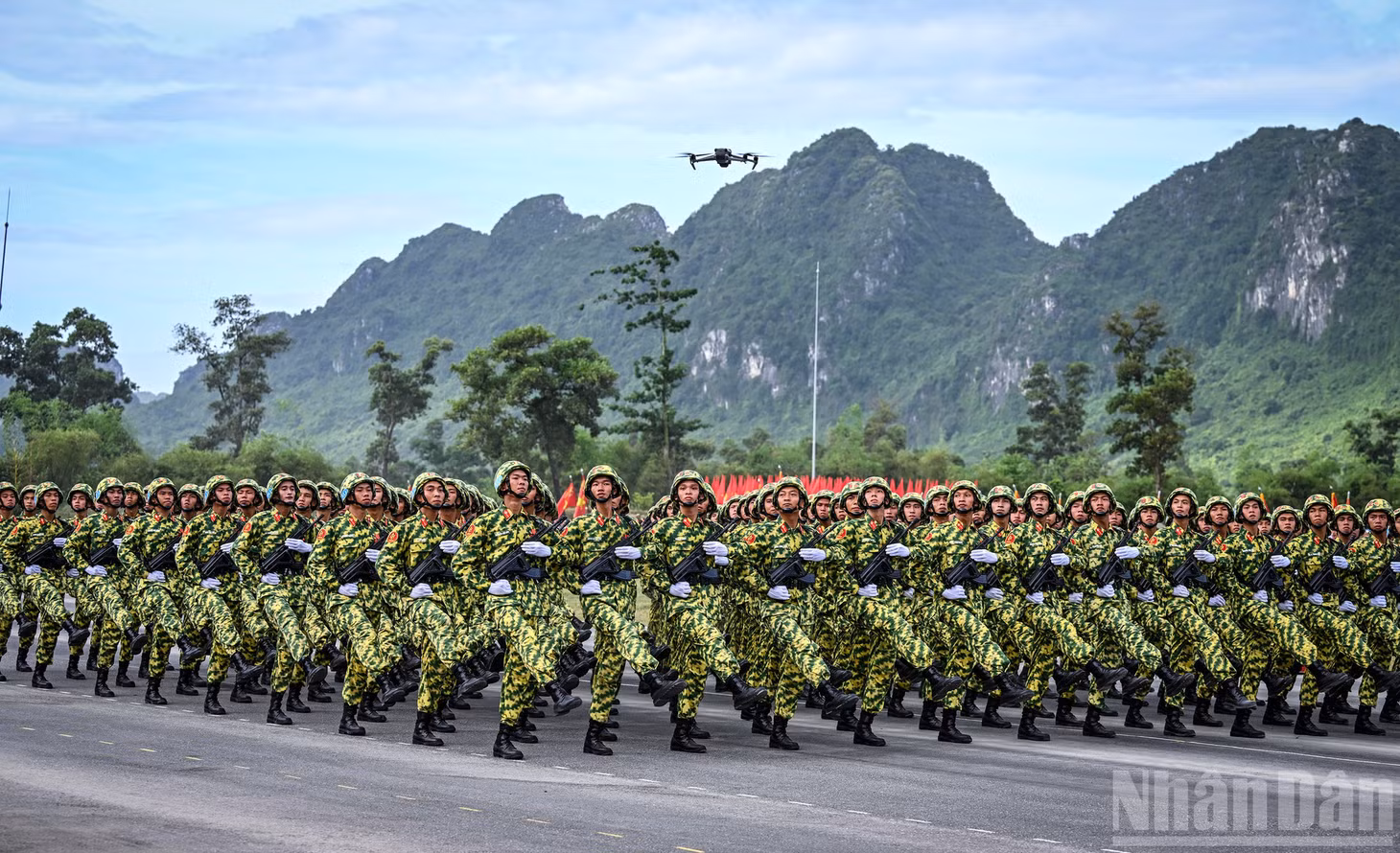 Khối nam sĩ quan Binh chủng Hóa học với bước đi đều tăm tắp.