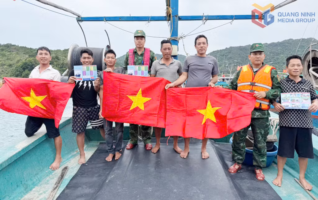 Đồn Biên phòng Đảo Trần (BĐBP tỉnh) tổ chức tuyên truyền cho ngư dân về tăng cường phòng, chống khai thác hải sản bất hợp pháp, không báo cáo và không theo quy định (IUU). Ảnh: Nguyễn Chiến