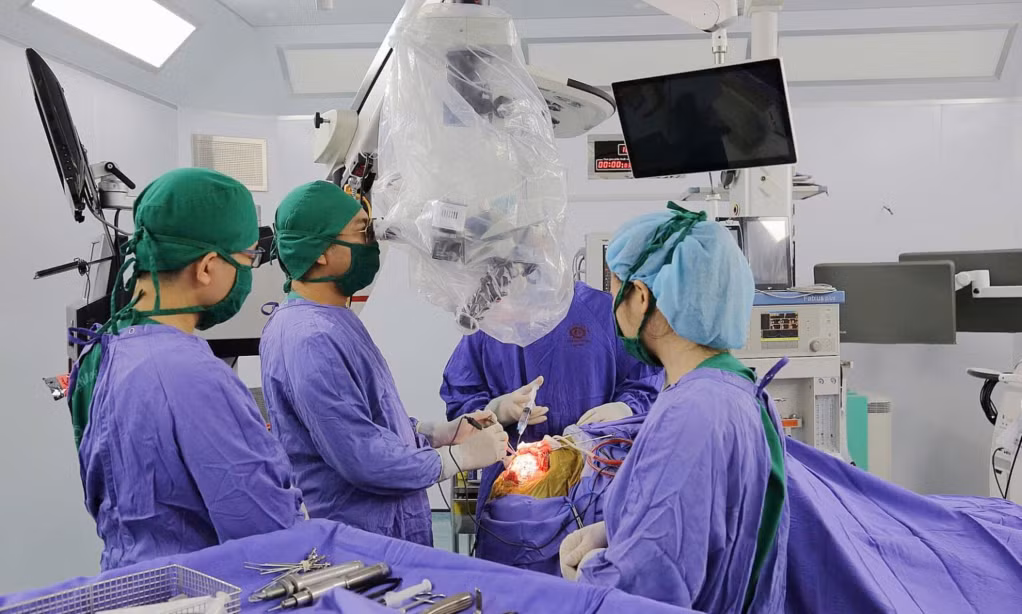Các bác sĩ Bệnh viện Đa khoa tỉnh thực hiện phẫu thuật bóc tách khối u não đang chảy máu dưới sự hỗ trợ của kính vi phẫu hiện đại.