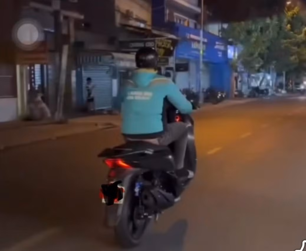 Hình ảnh nam thanh niên đi SH bốc đầu trên đường phố TPHCM. Ảnh: Đông Hoàng