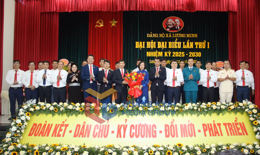 Đồng chí Bùi Thúy Phượng, Ủy viên Ban Thường vụ Tỉnh ủy, Trưởng Ban Tổ chức Tỉnh ủy, tặng hoa chúc mừng Ban Chấp hành Đảng bộ xã Lương Minh, nhiệm kỳ 2025-2030 (8-2025). Ảnh: Mạnh Trường