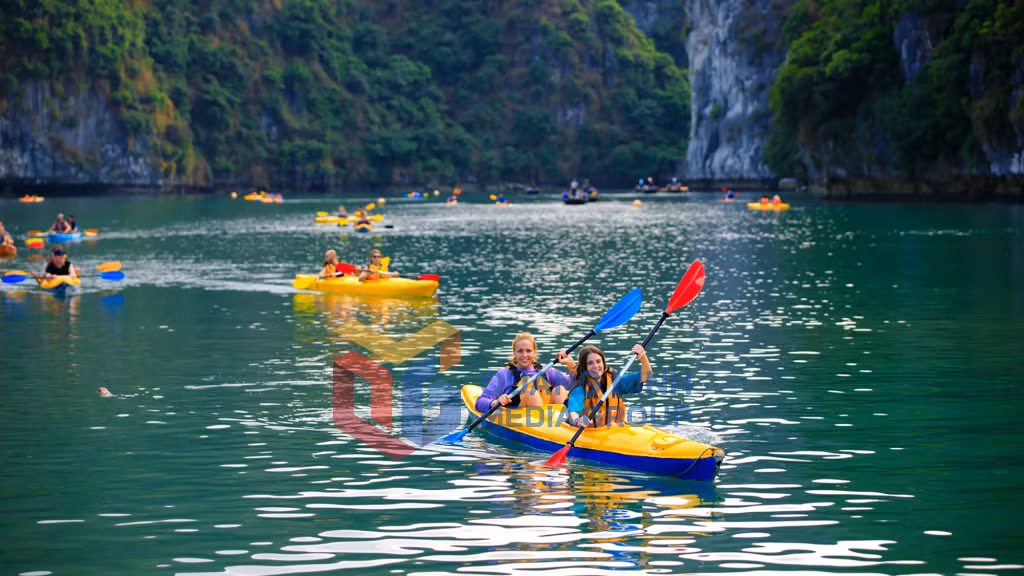 Du khách tận hưởng trải nghiệm tuyệt vời giữa non nước (8-2025). Ảnh: Nguyễn Hải Huy