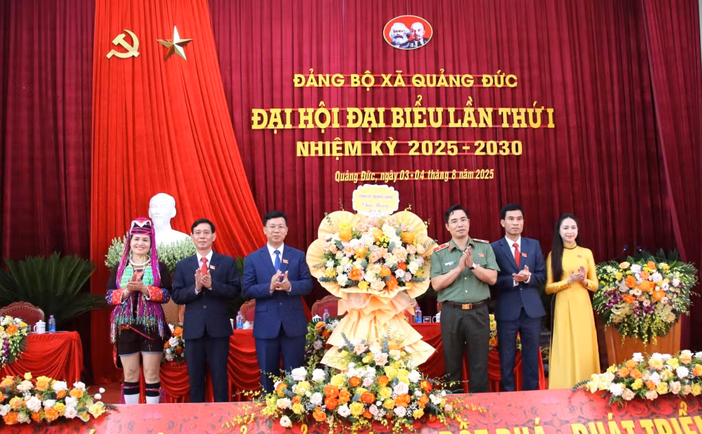 Thay mặt Ban Thường vụ Tỉnh ủy, Thiếu tường Trần Văn Phúc, Giám đốc Công an tỉnh tặng hoa chúc mừng Đại hội.