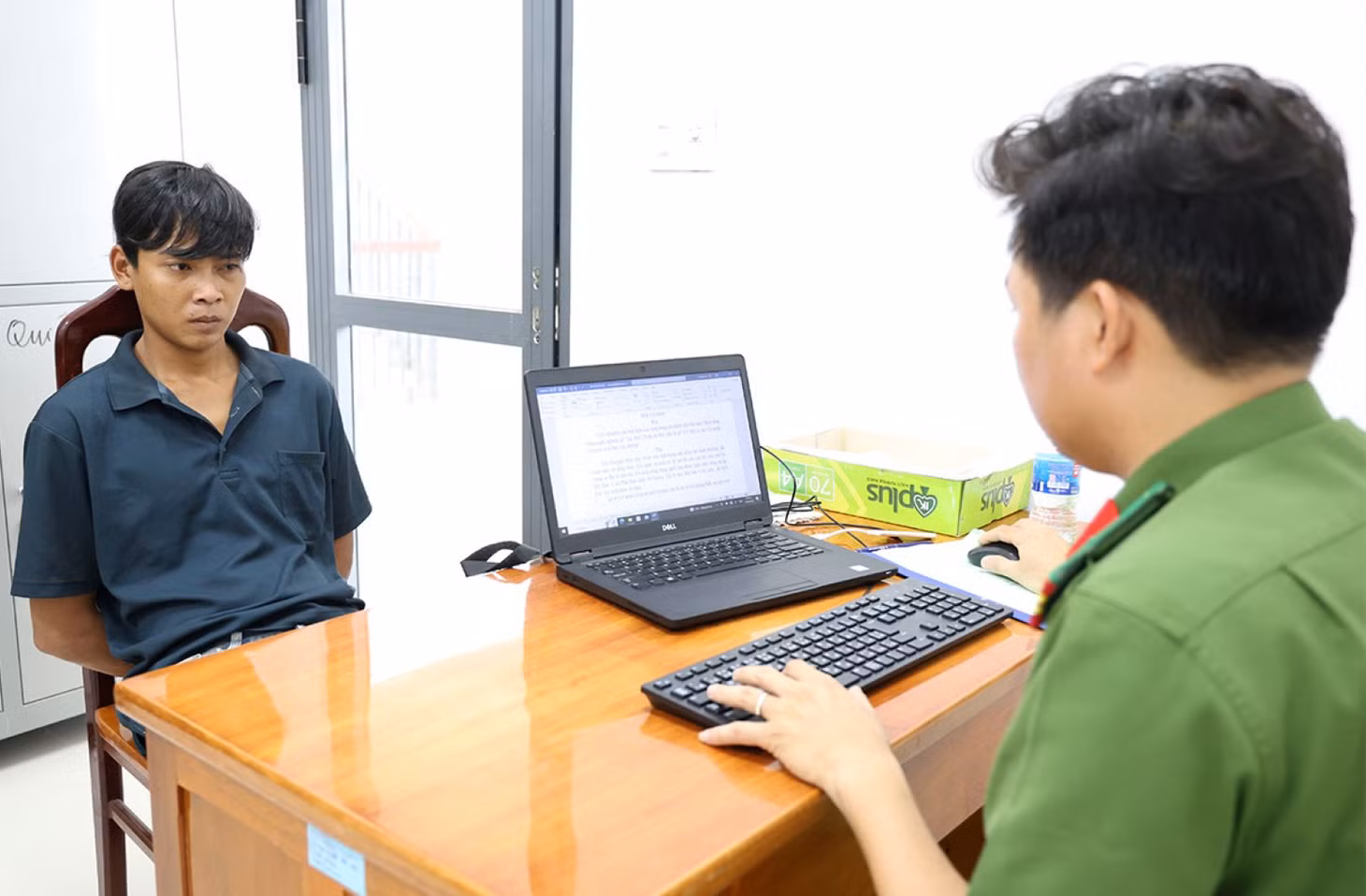 Thạch Thanh Tuấn làm việc tại Cơ quan Công an. Ảnh: Vũ Tiến