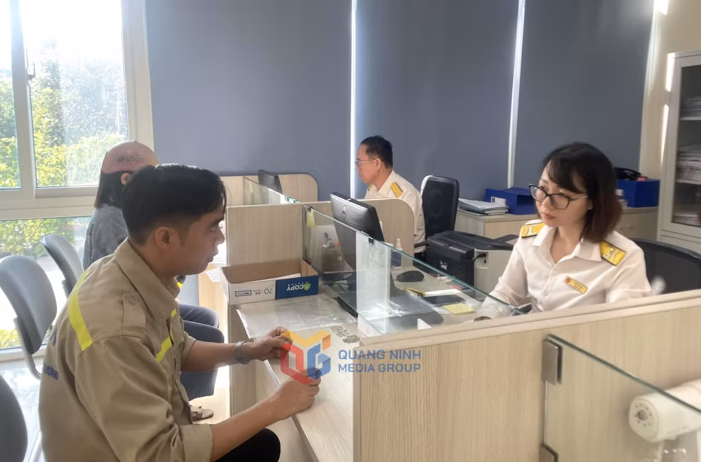 Cán bộ Thuế Quảng Ninh hướng dẫn người dân, doanh nghiệp thực hiện các TTHC thuế.