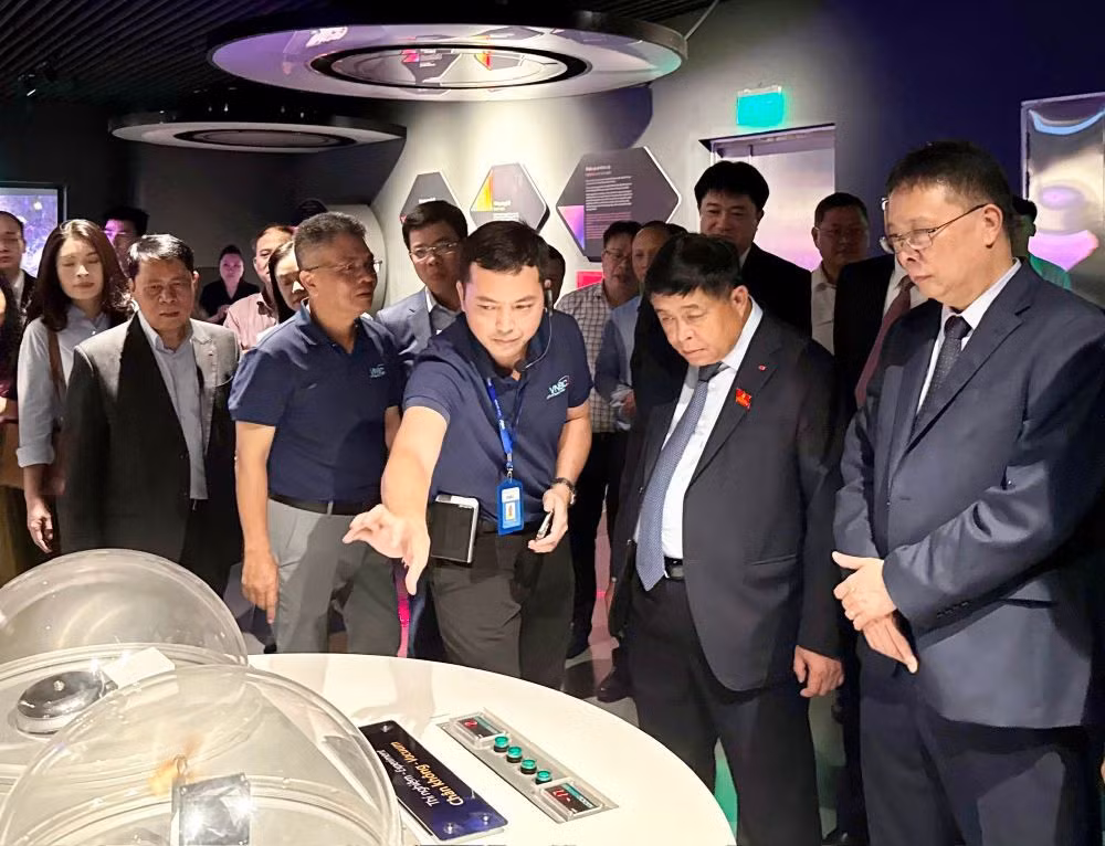 Phó Thủ tướng Chính phủ tìm hiểu thí nghiệm “Chân không-Vacuum“. Ảnh: VGP/Thu Sa