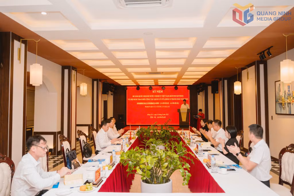 Quang cảnh buổi làm việc