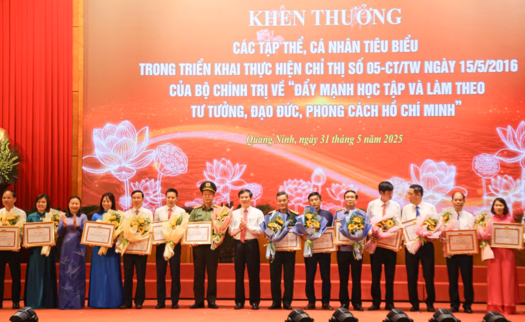 Đảng bộ Công an tỉnh vinh dự được trao tặng Bằng khen của Ban Thường vụ Tỉnh ủy về thành tích tiêu biểu, xuất sắc trong triển khai thực hiện học tập và làm theo tư tưởng, đạo đức, phong cách Hồ Chí Minh giai đoạn 2016 - 2025.