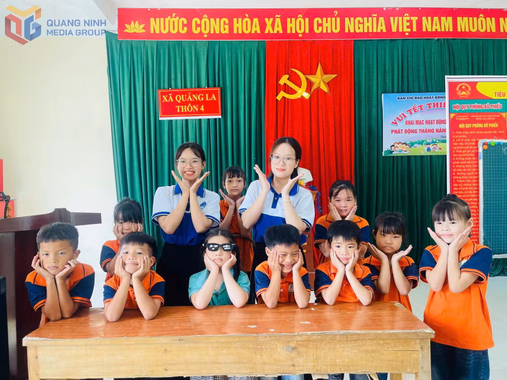Hai em Bàn Thị Ngọc và Trần Thị Thu Huyền (sinh viên Khoa Sư phạm, Trường Đại học Hạ Long) cùng các học sinh tại “Lớp học 0 đồng”, xã Quảng La.