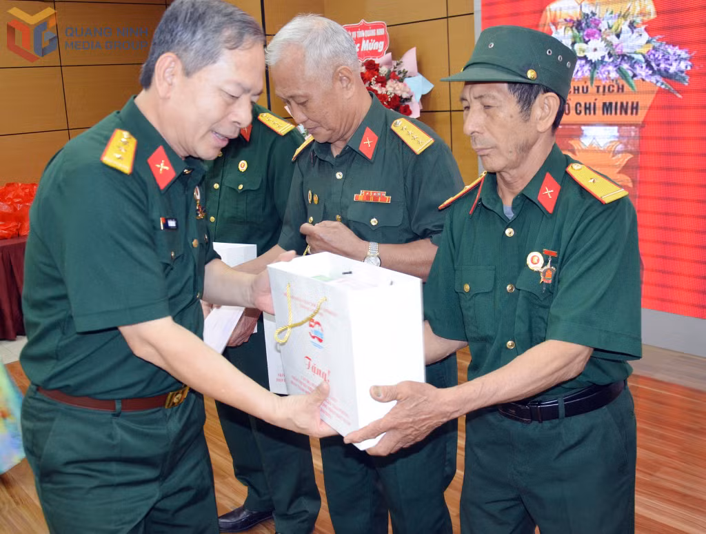 Ông Vũ Hồng Hải, Chủ tịch Hội Nạn nhân chất độc da cam/dioxin tỉnh trao tặng quà cho CCB Nguyễn Văn Xoay nhân dịp kỷ niệm 50 năm ngày giải phóng hoàn toàn miền Nam, thống nhất đất nước 30/4 (1975-2025).