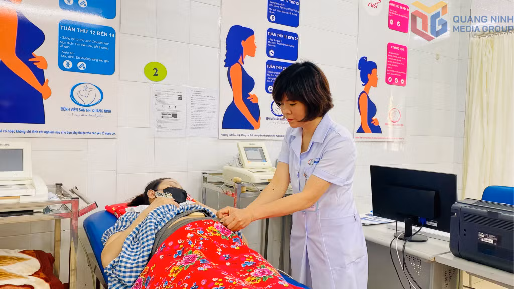 Bác sĩ Bệnh viện Sản nhi chăm sóc sức khỏe phụ nữ khi mang thai.