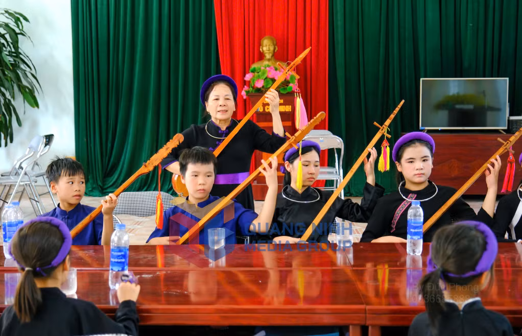 Bà Lý Thị Hoa, Chủ nhiệm CLB Văn nghệ xã Bình Liêu, dạy hát then, đàn tính cho thiếu nhi xã (8-2025). Ảnh: Minh Yến